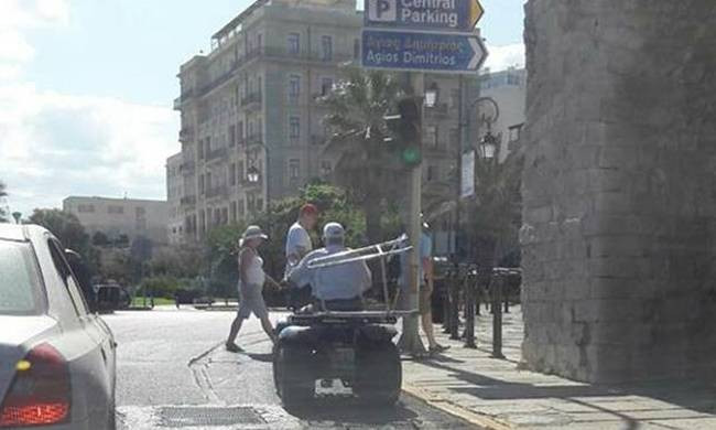 Ατρόμητος παππούς φόρτωσε το «πι» στη γουρούνα και έγινε καπνός (εικόνες)